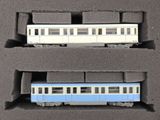 deux trains miniatures dans une boîte posée sur la table