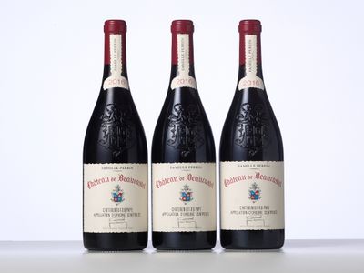 trois bouteilles de vin sont alignées sur une table