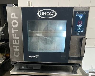 un petit four posé sur un plan de travail dans une cuisine