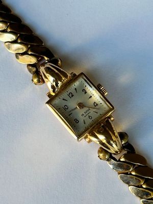 une image représentant une montre en or entourée d'une chaîne