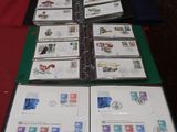 beaucoup de timbres posés sur une table recouverte d'une nappe rouge
