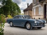 une voiture bleue garée devant une maison