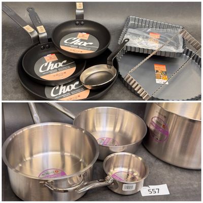 plusieurs photos de casseroles et de poêles exposées dans un magasin