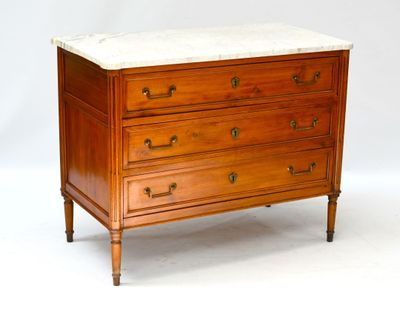 une commode en bois avec un plateau en marbre