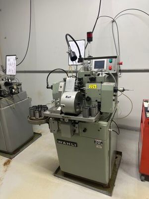deux machines installées dans une pièce
