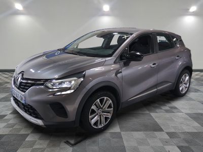 une voiture grise garée dans une pièce au sol en damier