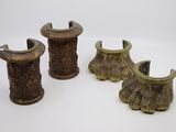 trois bougeoirs anciens en laiton sur fond blanc
