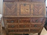 un bureau en bois sur lequel est posé un ordinateur portable