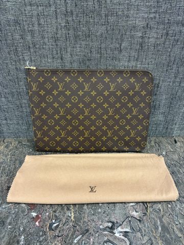 LOUIS VUITTON Paris. Porte-documents rectangulaire en toile monog...