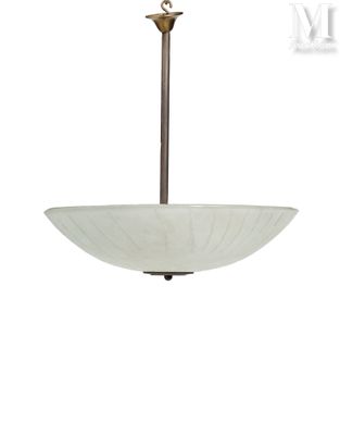 une photo d'un luminaire suspendu au plafond