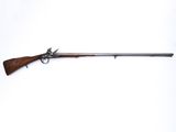 un fusil avec un canon en bois et une poignée en métal