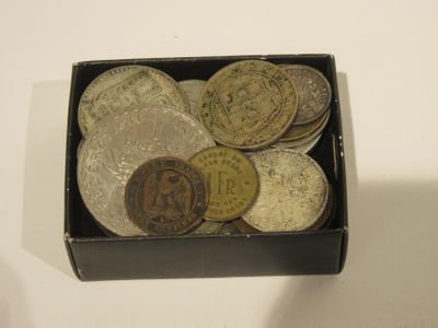 une petite boîte remplie de pièces posée sur une table