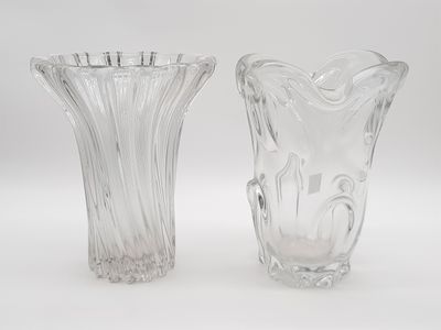 une paire de vases en verre transparent posés sur une surface blanche