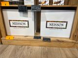 deux bacs qui se trouvent sur l'étagère du magasin