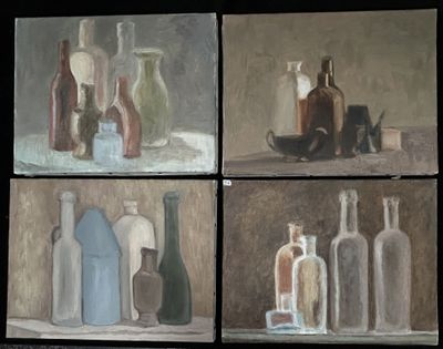 quatre tableaux différents représentant des bouteilles et un chat posés sur une table