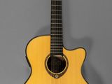 une guitare acoustique jaune posée sur un support, sur fond gris