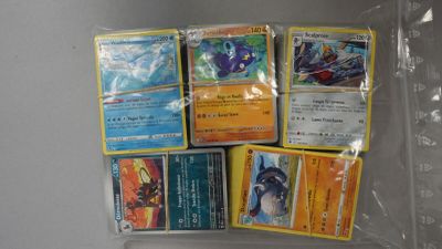 beaucoup de cartes Pokémon dans un sac posé sur la table