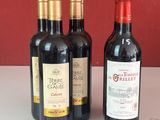 plusieurs bouteilles de vin sont alignées sur un comptoir