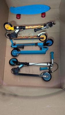 263 / Lot de 4 produits contenant 3 trottinettes et 1 m…