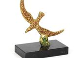 sculpture représentant un oiseau posé sur une boule, reposant sur un socle en marbre noir