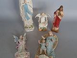 de nombreuses figurines représentant la Nativité de Jésus et des anges