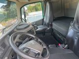 une vue de l'intérieur d'un camion avec le siège du conducteur relevé