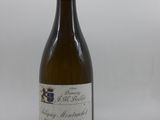 une bouteille de vin posée sur une table