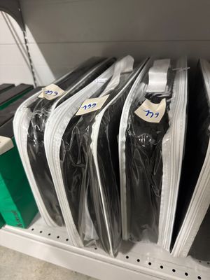 beaucoup de dossiers sur l'étagère du magasin