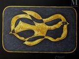 peinture représentant un oiseau jaune sur fond noir, sur une surface noire