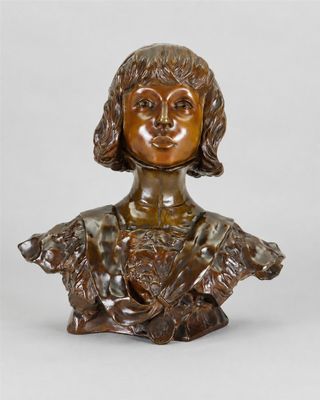 un petit buste en bronze représentant une femme avec un oiseau sur l'épaule