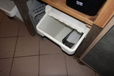 une poubelle posée dans un coin de la cuisine