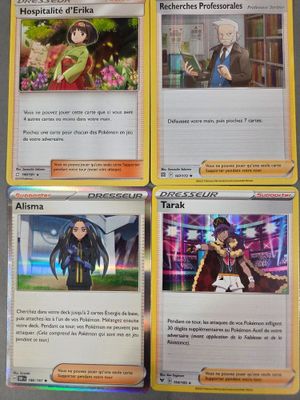 quatre cartes représentant différents personnages, posées sur une table