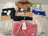 un tas de vêtements posés sur une table