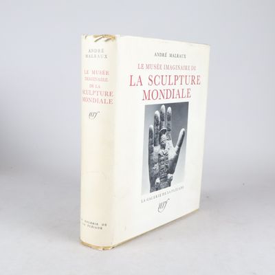 un vieux livre dont la couverture est ornée d'une image représentant une main