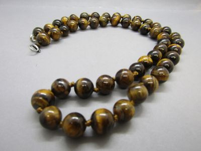 Collier de perles d'œil de tigre (diamètre 10,10 mm).