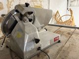 une machine posée sur le sol d'une pièce
