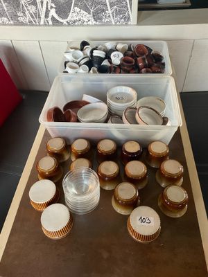 une table sur laquelle sont disposés de nombreux cupcakes