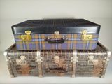 trois valises empilées les unes sur les autres sur une table