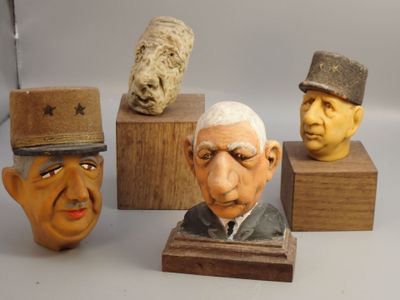 Composition - 4 têtes du Général De Gaulle (hauteur totale 1…