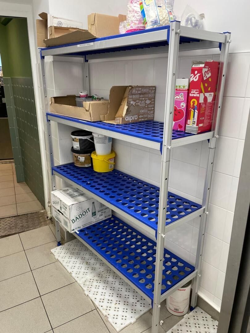 Une étagère 4 niveaux spécial froid avec son contenu