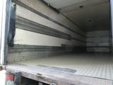 une photo d'un camion de déménagement dont la porte est ouverte