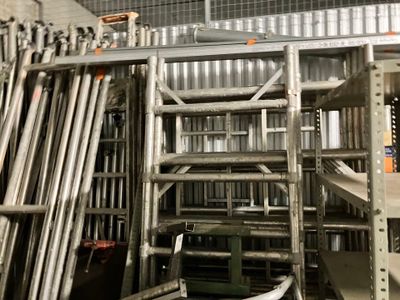 une pièce remplie d'une multitude de tuyaux métalliques et de conduites