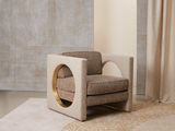 une chaise posée sur un tapis dans une pièce
