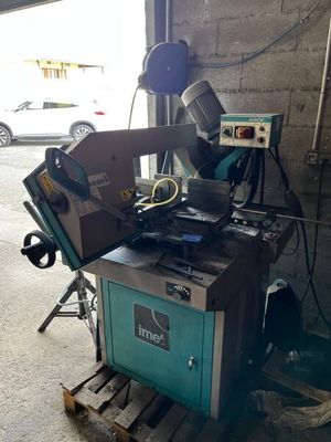 la photo d'une machine qui se trouve dans un garage