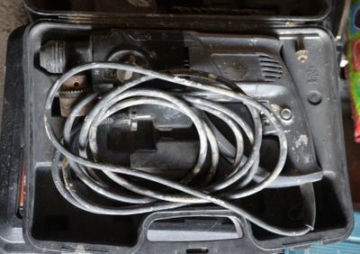 un boîtier noir contenant tout un tas de fils