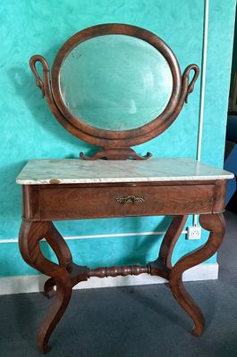 une petite table sur laquelle se trouve un miroir