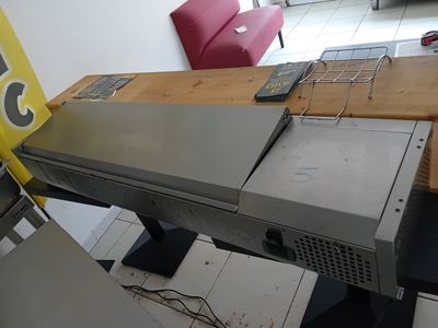 une photo d'un micro-ondes posé sur une table en bois