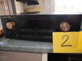 un gros plan d'une chaîne hi-fi posée sur un comptoir, avec une étiquette de prix