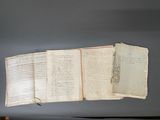 un livre ouvert posé sur une table