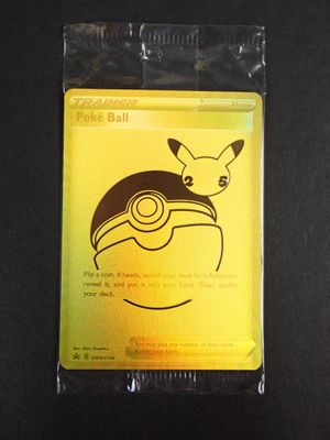 une carte à collectionner Pokémon dans un sachet en plastique posé sur une table